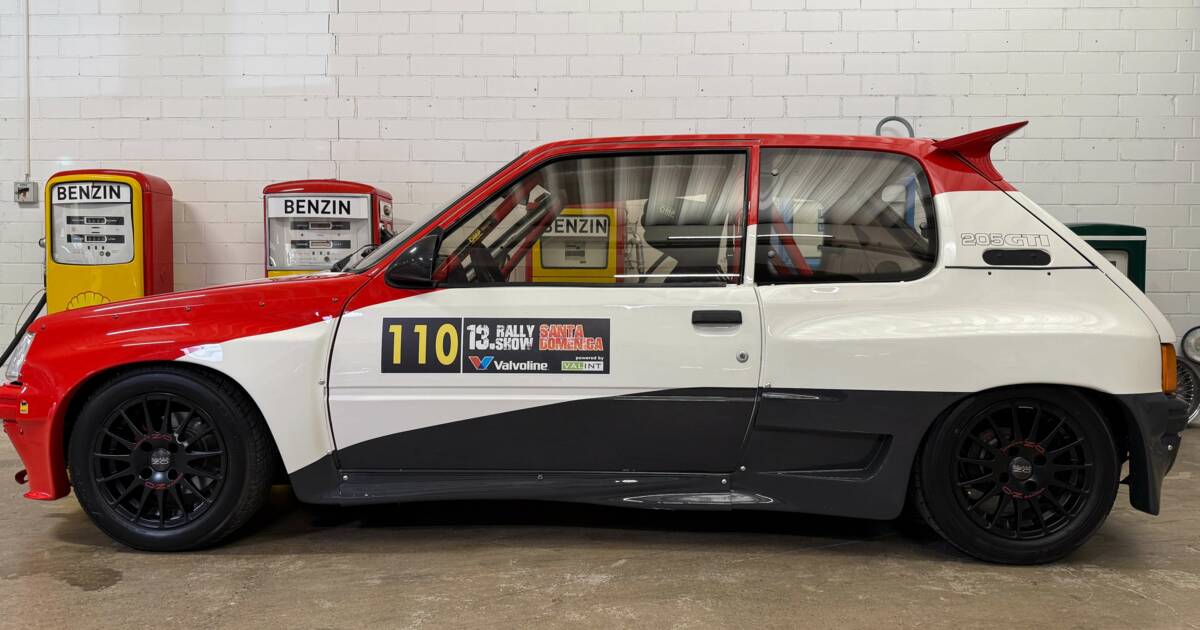 Peugeot 205 GTI 1:24 Modellauto Weiß – Sehr Detailliert, Mit Case & Stand, 1986er