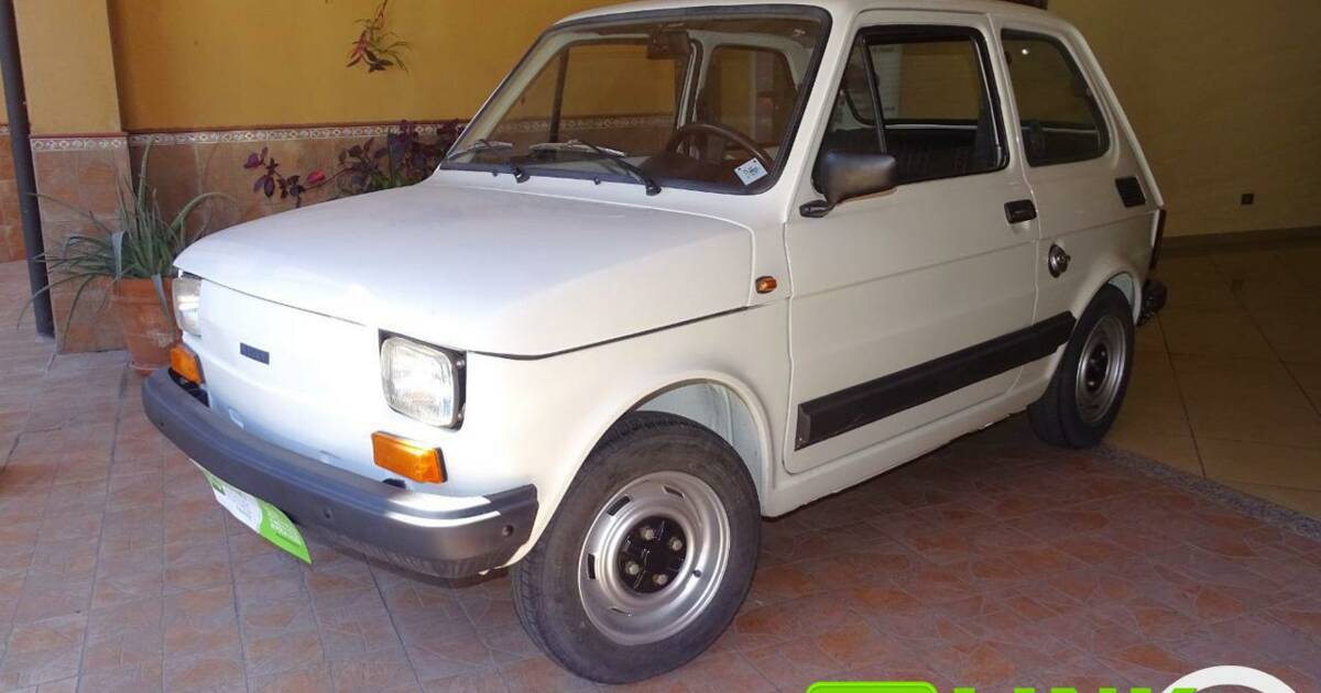 Voiture de 1972 couleur rouge - FIAT 126